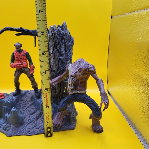 McFarlane Toys (1997) Monsters: Series One - Werewolf Playset - Picture 3 of 3